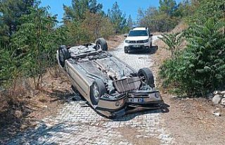 Çorum'da devrilen otomobildeki 2 kişi yaralandı