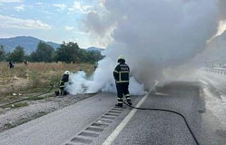 Çorum'da seyir halindeyken otomobilde çıkan...