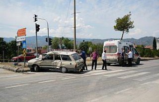 Çorum'da yolcu otobüsüyle çarpışan otomobilin...