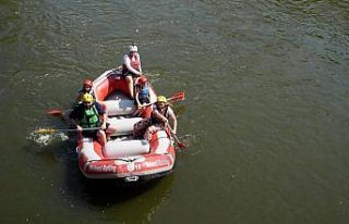 Düzce'de maceraseverler sıcakta rafting yaparak...