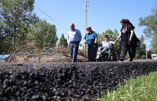 Engelli çocuğun evinin yolu rahat tekerlekli araç...