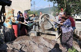 Gençler için futbol sahasını yenileyen köylüler,...