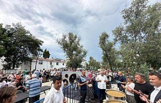 Gerze Belediyesi vatandaşlara aşure dağıttı