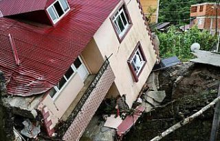 Giresun'da sağanak nedeniyle bir ev yan yattı,...