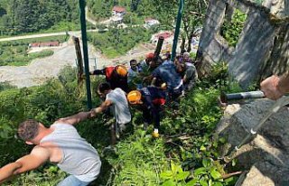 Rize'de ilkel teleferiğe çay yüklediği sırada...