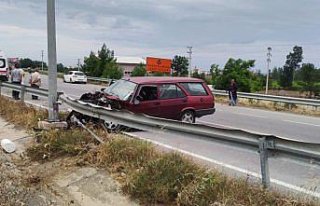 Yakakent'te bariyere çarpan otomobildeki 2 kişi...