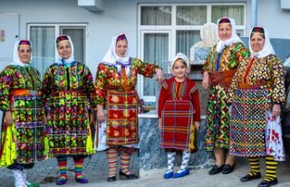 Tokatlı kadınlar geleneksel kıyafetlerini sonraki...