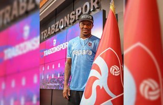 Trabzonspor, yeni transfer Nwakaeme için imza töreni...