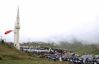 Üstü açık tarihi camide cuma namazı