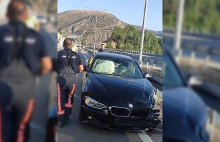 Amasya’da bariyerlere çarpan otomobildeki 4 kişi...