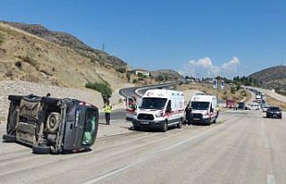 Amasya'da iki hafif ticari araç çarpıştı,...