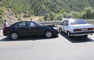 Amasya'da iki otomobilin çarpıştığı kazada 3...