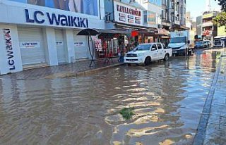 Bafra'da su borusu patladı, yol su altında...