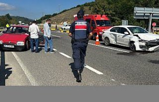 Bolu'da iki otomobilin çarpıştığı kazada...