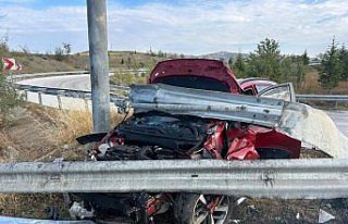 Çorum'da bariyere çarpan otomobilin sürücüsü...