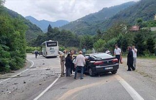 Giresun'da otobüs ile çarpışan otomobilin...