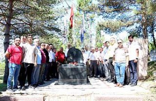 Şemsi Denizer Zonguldak'taki mezarı başında...