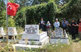 Sinop'ta şehit Ercan Çelebi mezarı başında...