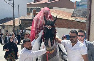 Bayburt'ta gelini damadın evine at sırtında getirme...