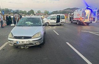 Bolu'da hafif ticari araç ile otomobilin çarpıştığı...