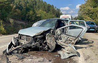 Bolu'da kamyonla çarpışan otomobildeki 2 kişi...