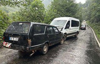 Giresun'da minibüsle otomobilin çarpıştığı...