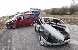 Samsun'da hafif ticari araçla otomobilin çarpıştığı...