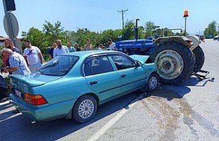 Samsun'da otomobil ile traktörün çarpıştığı...