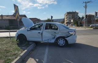 Amasya'da taksiyle otomobilin çarpıştığı...