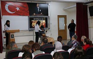 Amasya’da öğrenciler Aşık Veysel’i canlandırarak...