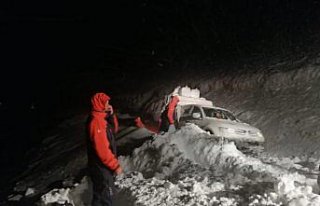 Gümüşhane'de kar nedeniyle yayla yolunda mahsur...