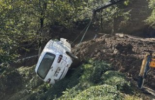 Rize'de hortum binanın çatısını uçurdu