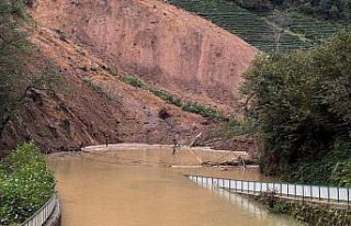 Rize'de heyelan sonucu 2 ev toprak altında kaldı