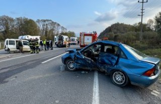 Bartın'da otomobille hafif ticari araç çarpıştı,...