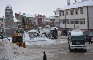 Başçiftlik'te kar yığınları kamyonlarla...