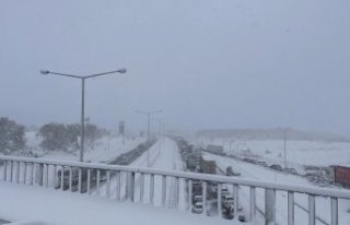 Kar yağışı nedeniyle kapanan Anadolu Otoyolu Bolu...