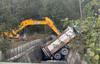 Rize'de kontrolden çıkarak kayan kamyon dereye...