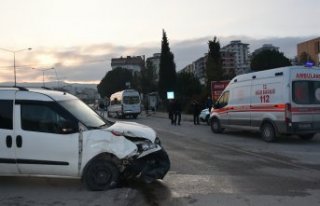 Sinop'ta öğrenci servisi ile otomobil çarpıştı,...