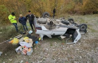 Zonguldak'ta devrilen otomobilde sıkışan çift...