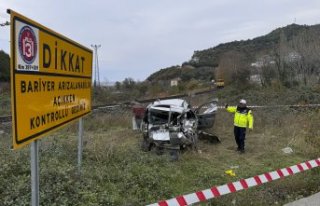 Zonguldak'ta trenin çarptığı hafif ticari...