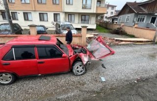 Düzce'de sitenin bahçe duvarına çarpan otomobildeki...