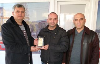 EĞİTİME DESTEK OLAN AZİZ NACAK’A PLAKET 