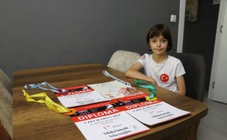 Dokuz yaşındaki Mihrimah, Dünya Zeka Oyunları Şampiyonası'ndan 4 madalyayla döndü