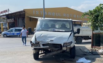 Samsun'daki trafik kazasında sürücü ile 2 yaya yaralandı