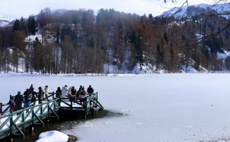 Borçka Karagöl Tabiat Parkı'nda kış ve sonbahar bir arada yaşanıyor