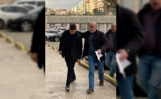 Samsun'da okul binasında annesini silahla öldüren zanlı ile babası adliyede