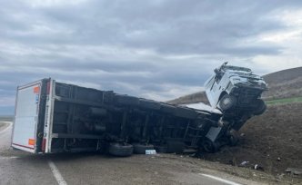 Amasya'da devrilen tırın sürücüsü yaralandı