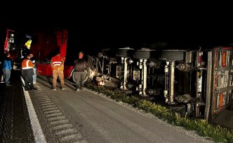 Samsun'da yonca yüklü tır şarampole devrildi