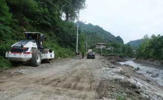 Terme'de taşkın nedeniyle çöken yol, araç geçişine uygun hale getirildi