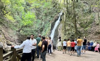 Düzce'de tabiat parkları şelaleleriyle sıcak havadan bunalanları ağırladı